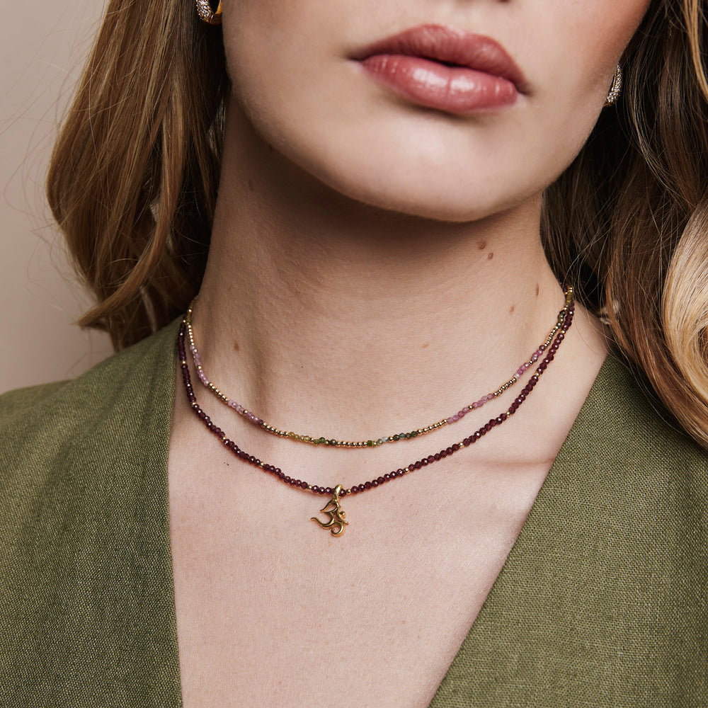 Dos collares en tonos vino